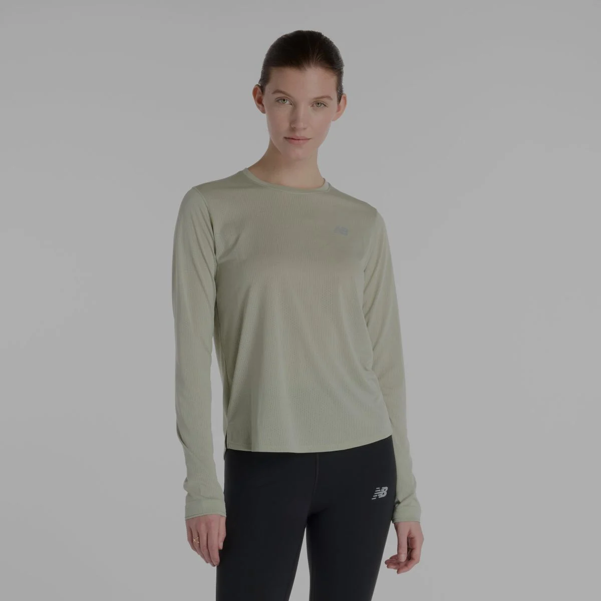 Femme dans un t-shirt à manches longues New Balance.