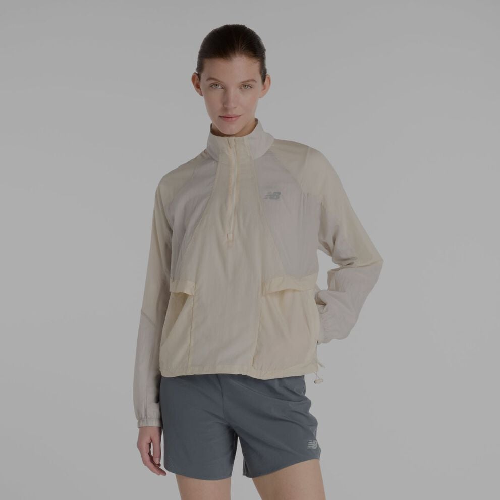 Une femme portant une veste New Balance grise.