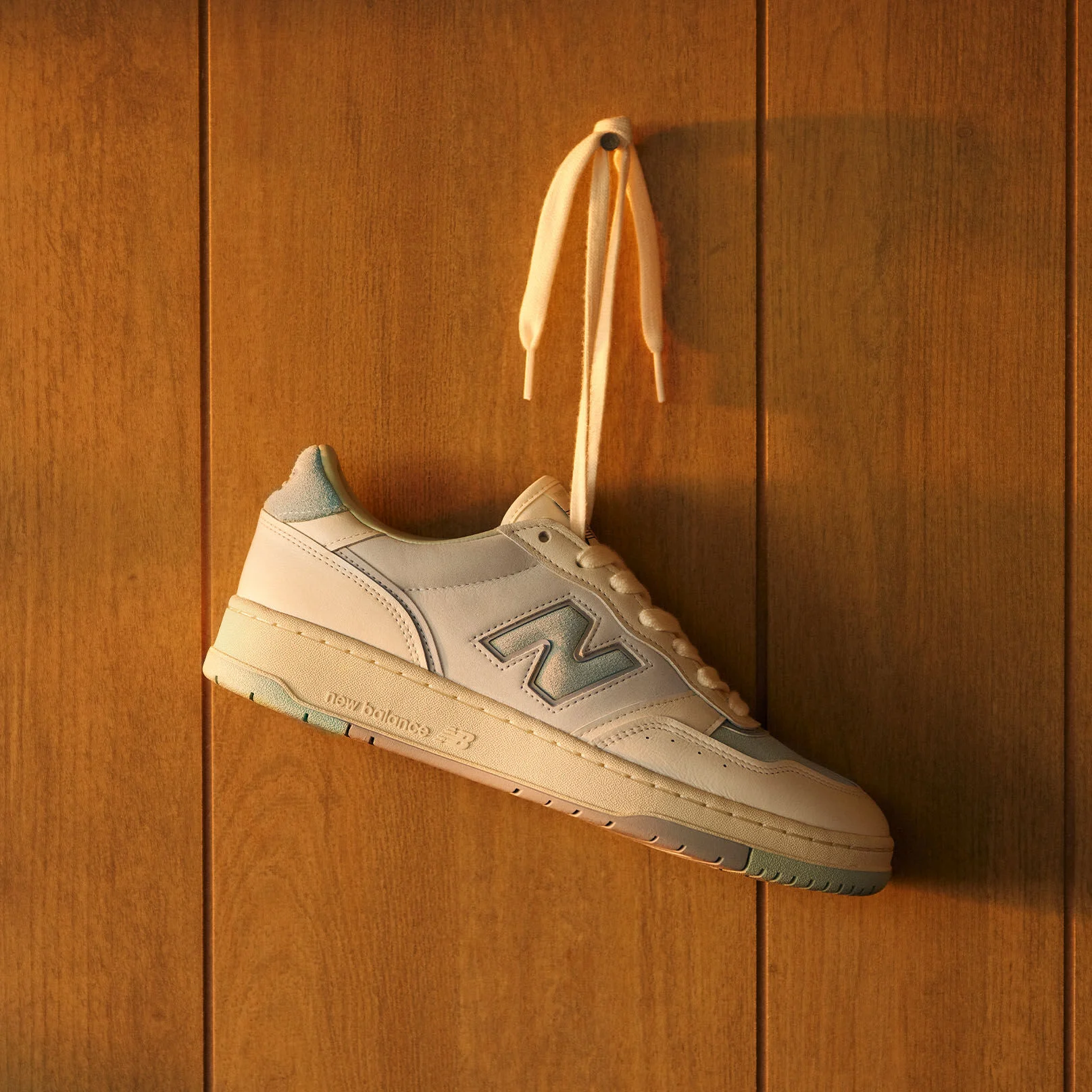 Chaussure 950 suspendue par ses lacets.