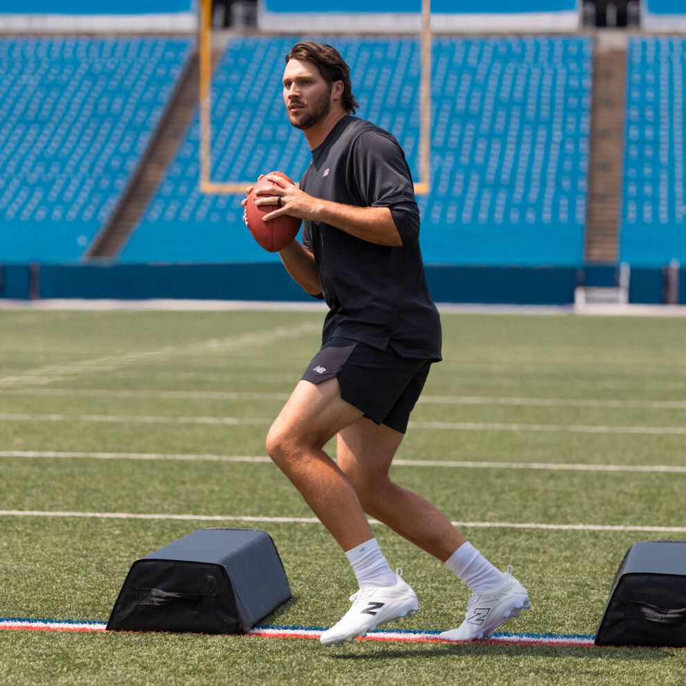 Josh Allen tenant un ballon de football.