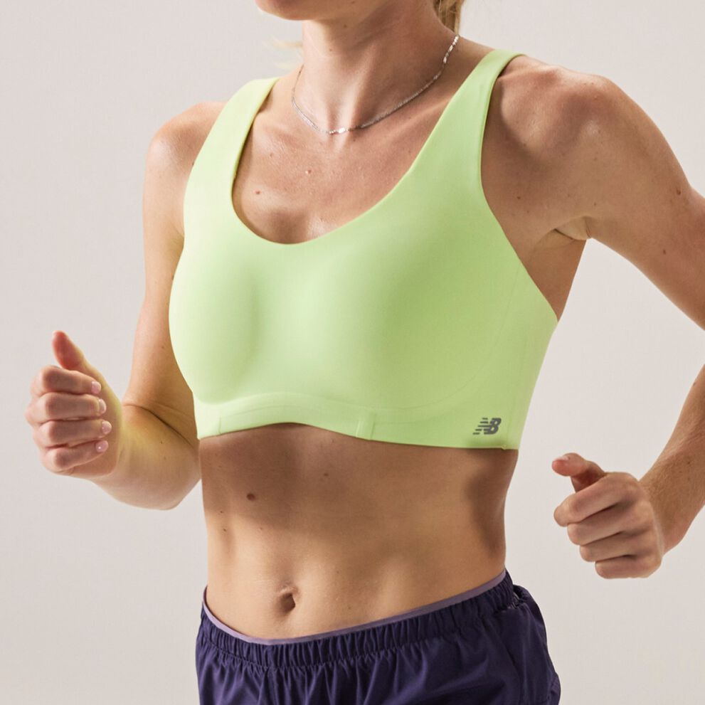 Margot Appleton porte des v&ecirc;tements RC en courant au studio. 