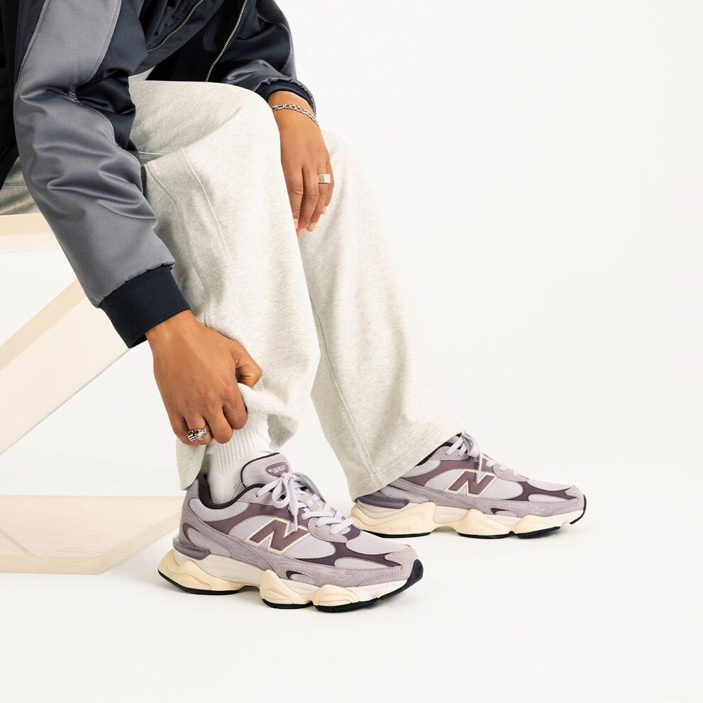 Personne &agrave; genoux portant une paire de baskets Crimson Fog 9060