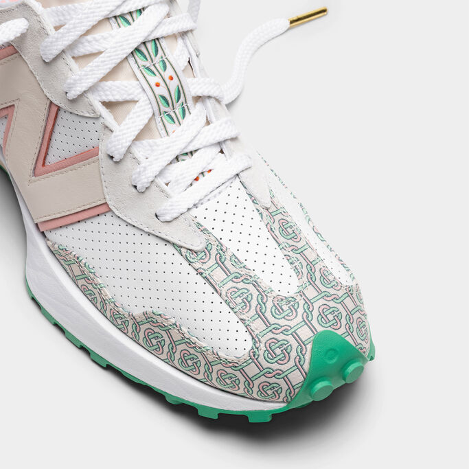 Les détails du motif rose et vert montrés sur le bout de pied.