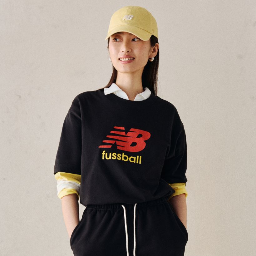 Une personne portant un t-shirt &agrave; motif de soccer.