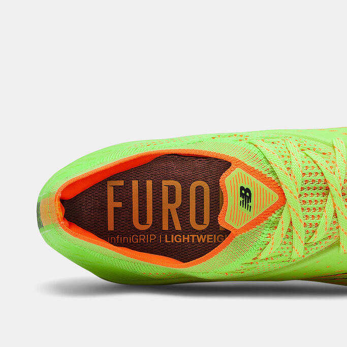 Talon d'une Furon 6+ sur un fond gris