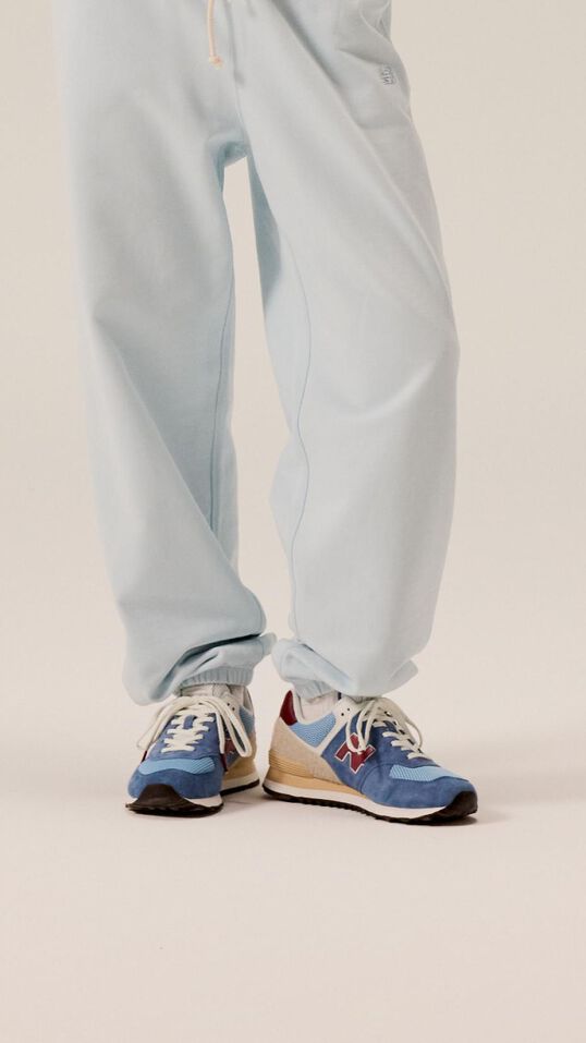 Personne portant des chaussures 574.