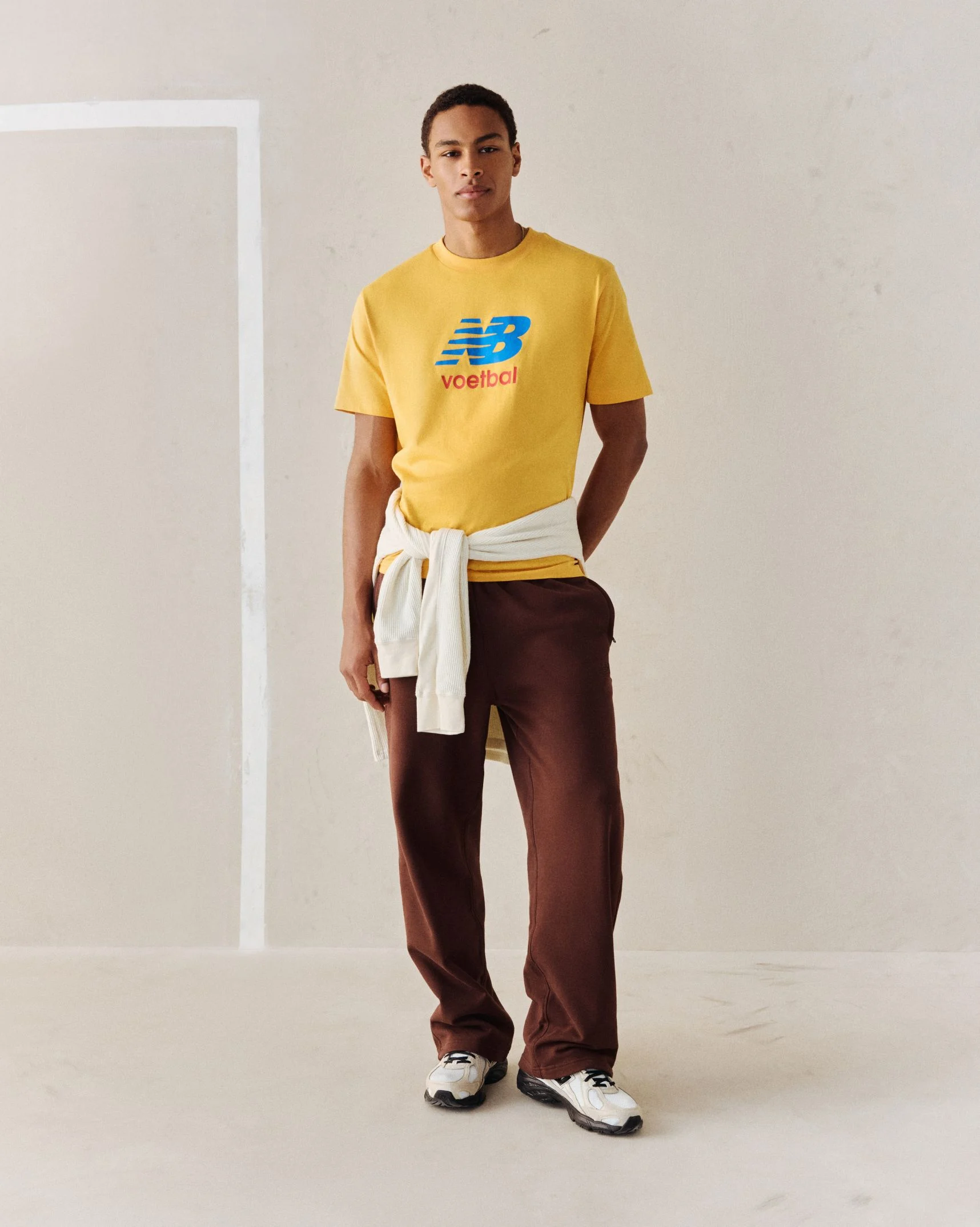 Une personne portant un t-shirt jaune &agrave; motif de soccer.