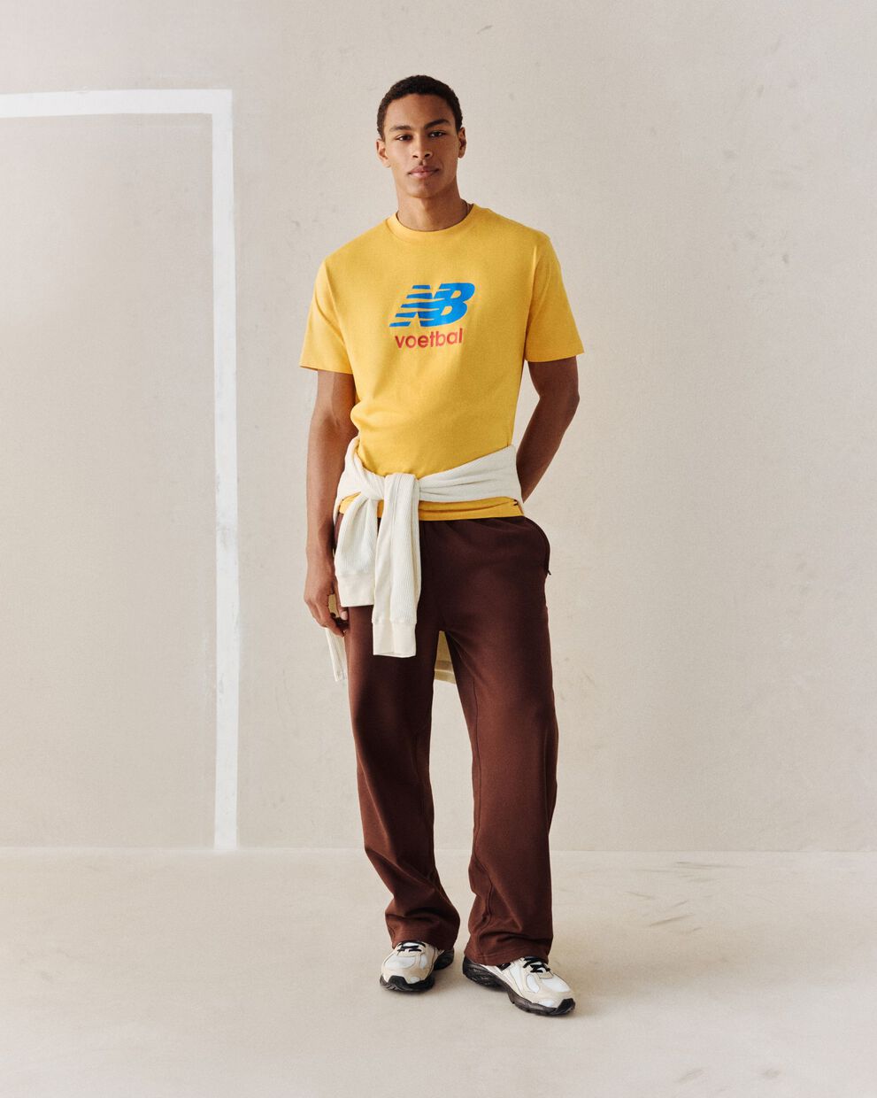 Une personne portant un t-shirt jaune &agrave; motif de soccer.