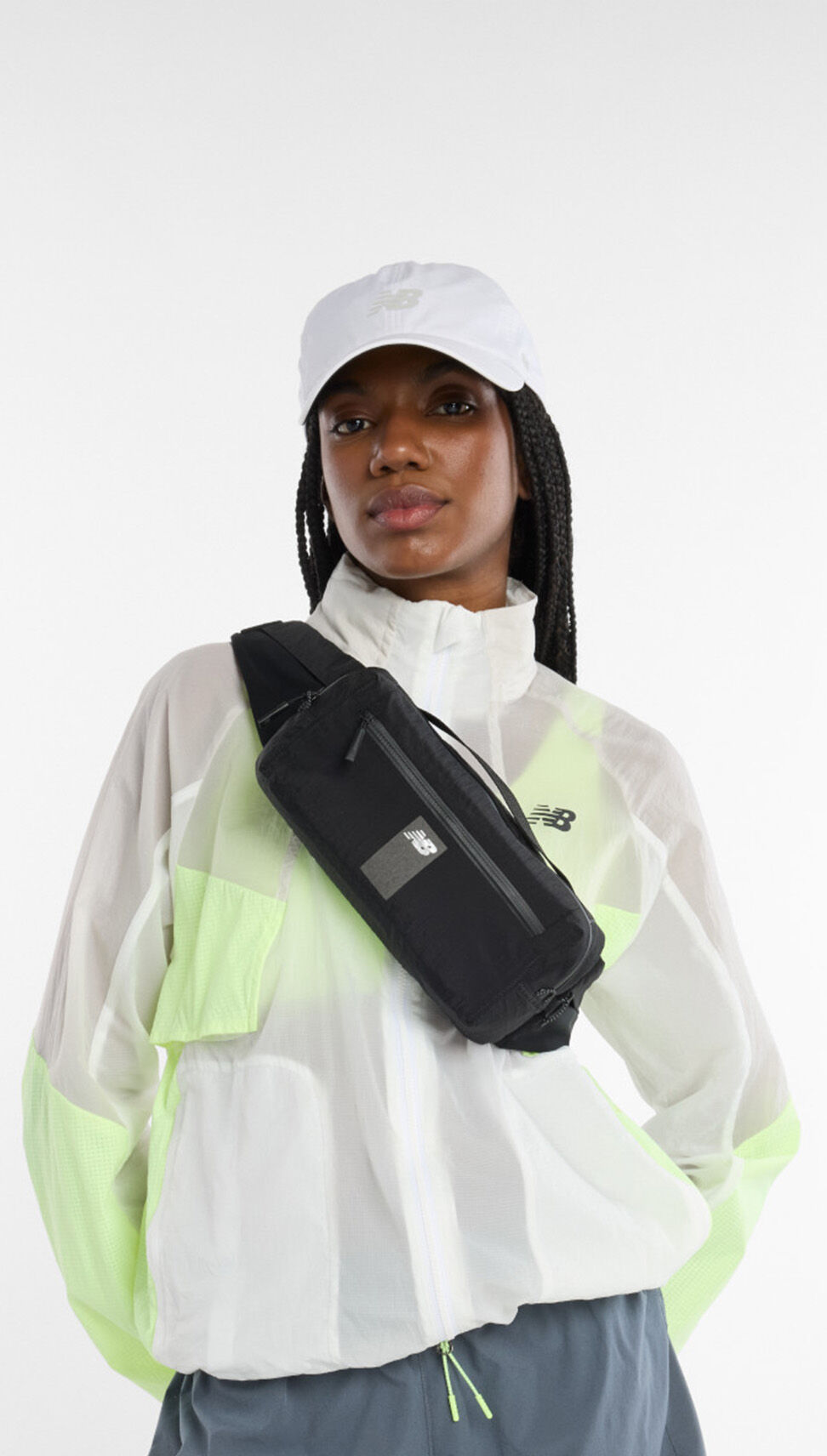 Une femme portant le sac ceinture de course en bandouli&egrave;re. 