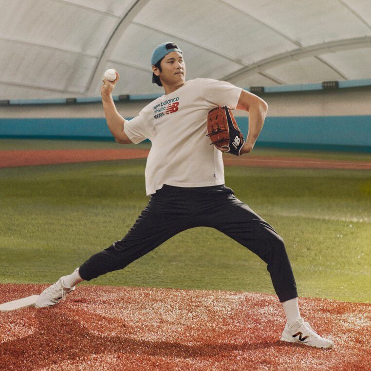 Baseball player pitching the ball