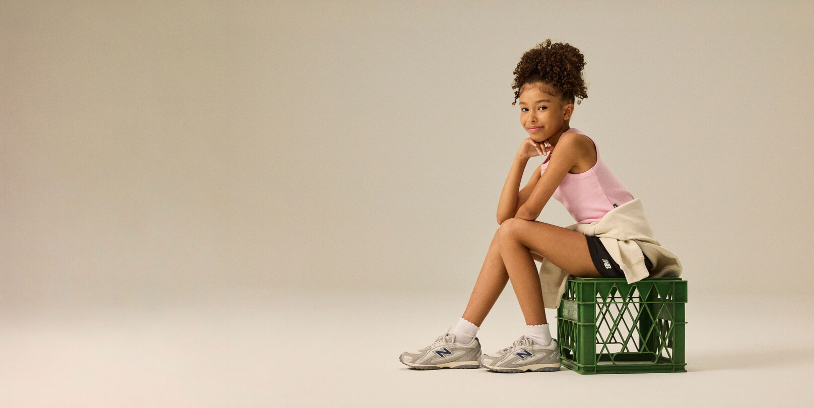 Fille portant une paire de chaussures 204L.