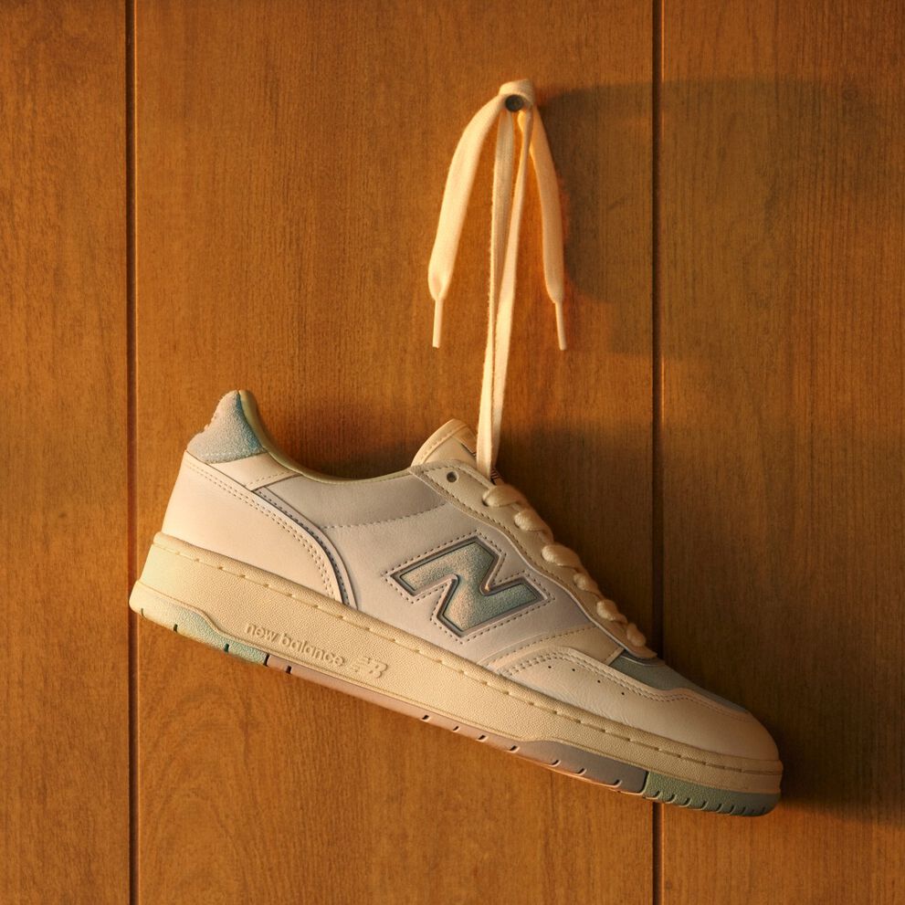 Chaussure 950 suspendue par ses lacets.