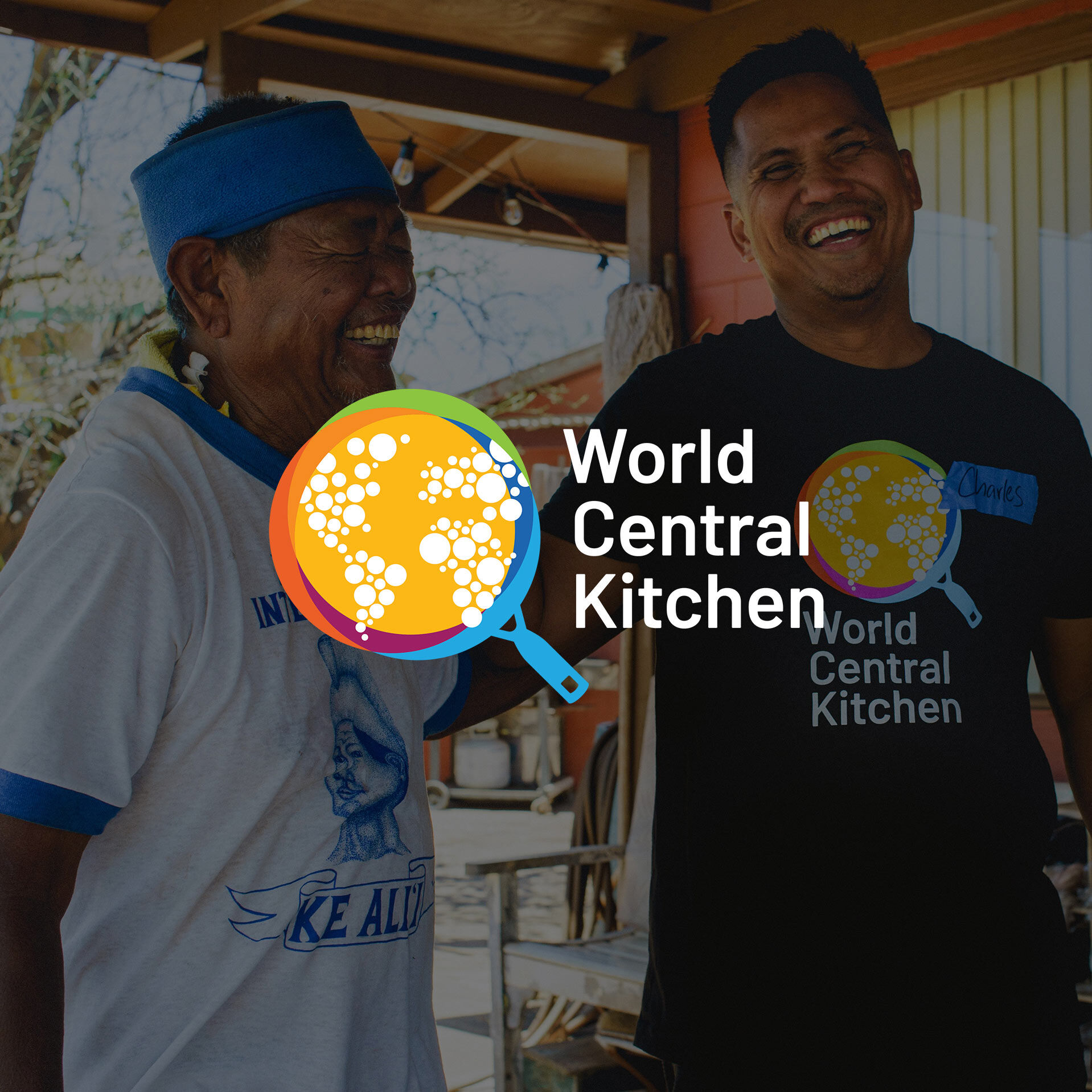Deux bénévoles adultes d'apparence masculine travaillant pour le compte de World Central Kitchen lors de leurs efforts d'intervention sur l'île de Maui, à Hawaï, dans la ville de Lahaina après l'incendie dévastateur d'août 2023.