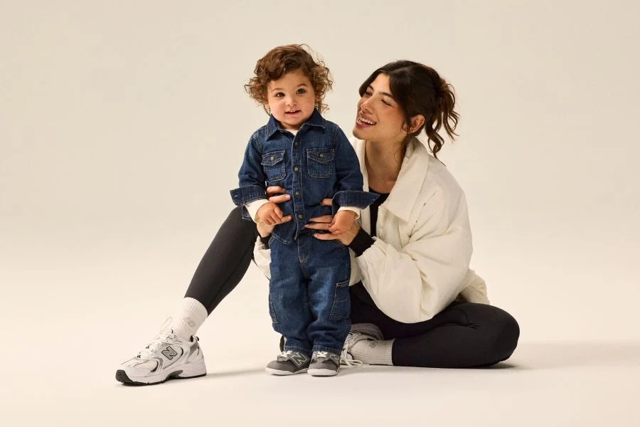 Femme et enfant portant des v&ecirc;tements et des chaussures NB.