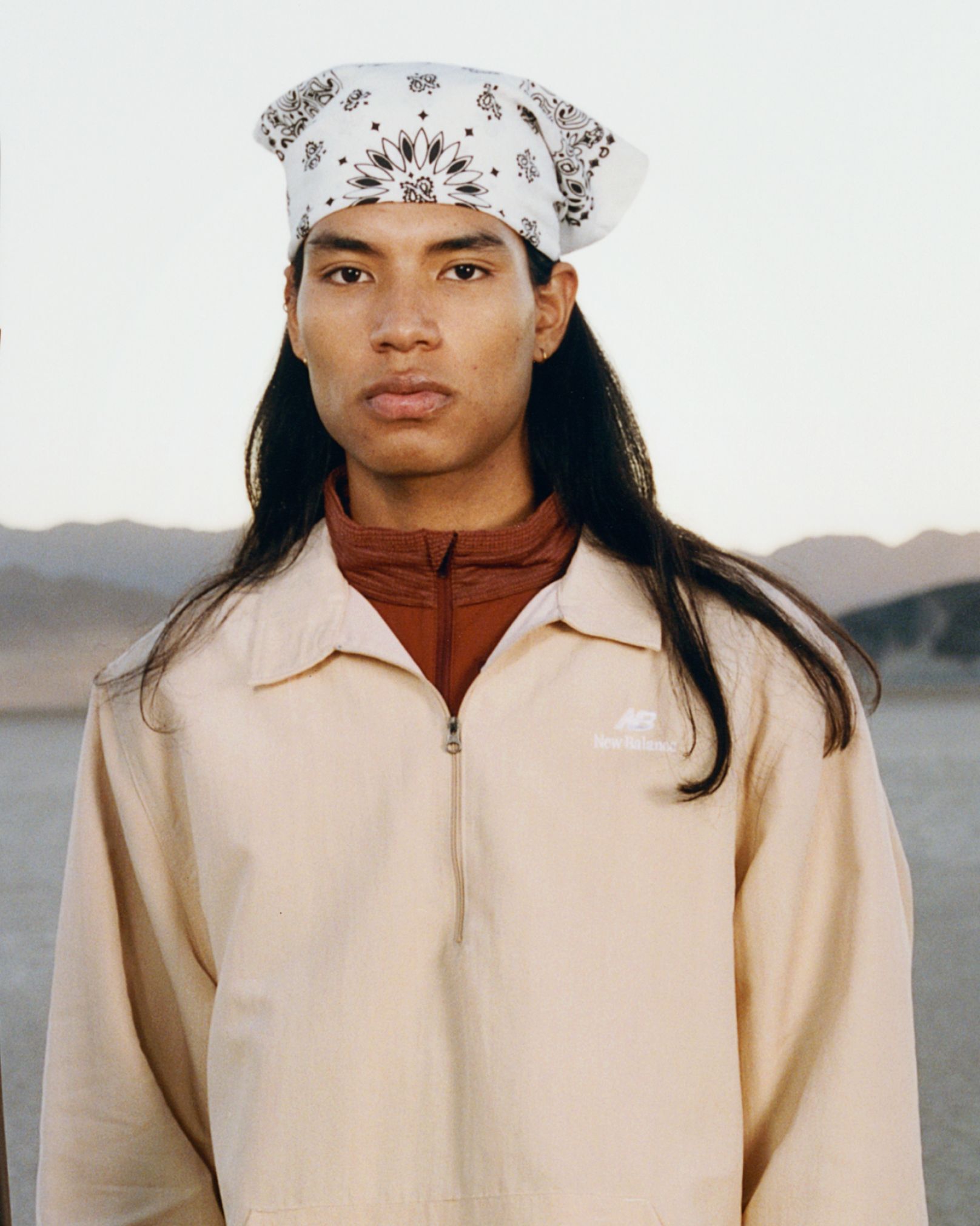 Un homme debout dans un environnement d&eacute;sertique.