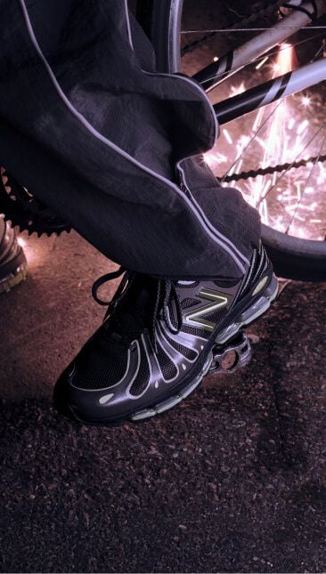 Prise de vue port&eacute;e, cadr&eacute;e du genou vers le bas, avec les chaussures pos&eacute;es sur la p&eacute;dale d&rsquo;un v&eacute;lo.