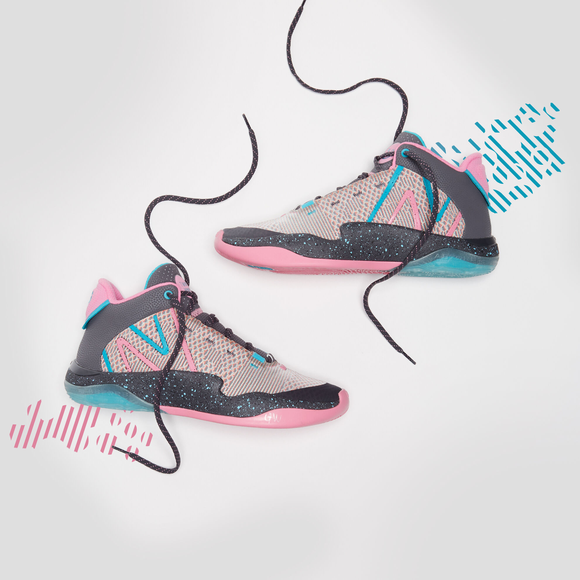 Paire de chaussures de sport noires, roses et bleues posées sur un fond gris.