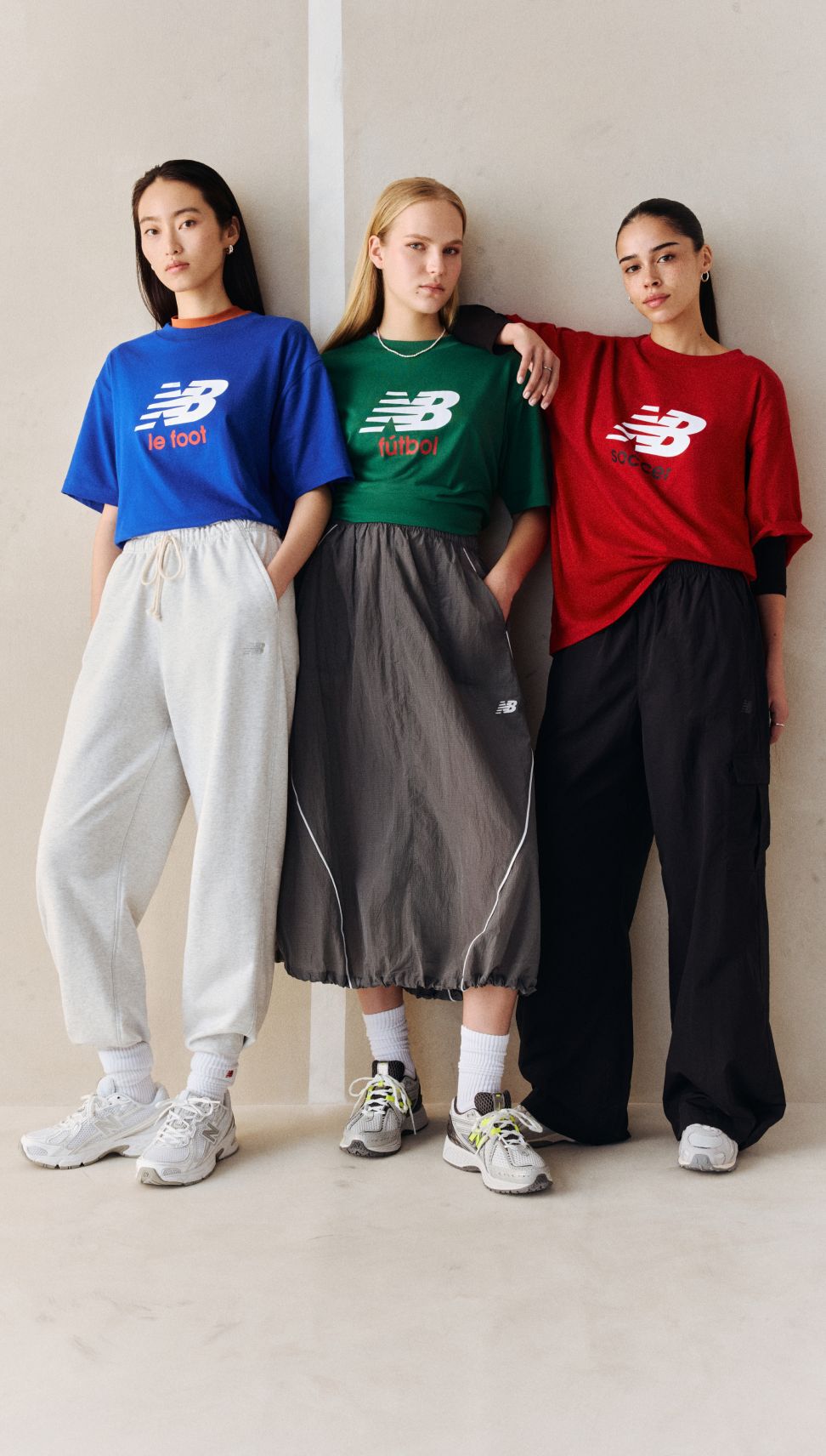 Un groupe de personnes portant des t-shirts de football &agrave; motifs