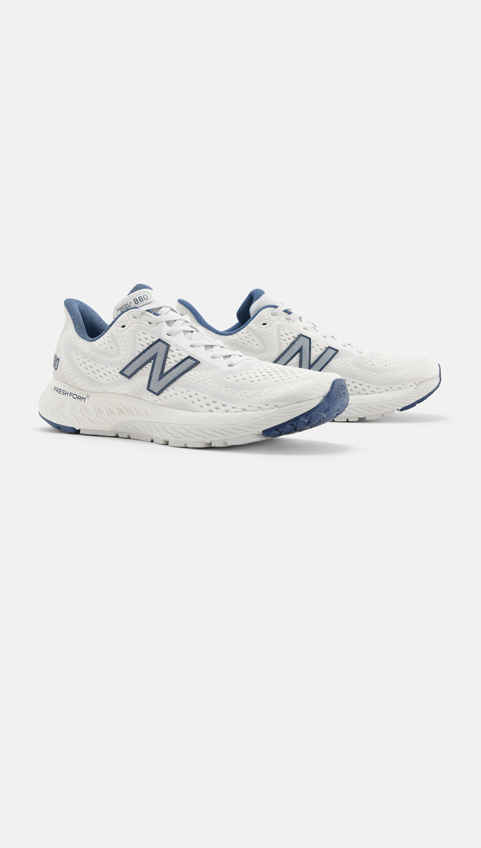 Vue latérale d'une paire de New Balance Fresh Foam X 880v13 blanches, grises et bleues. 