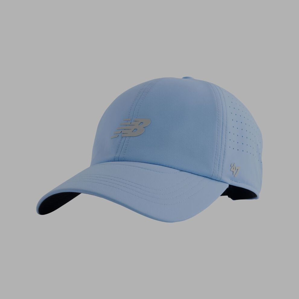 Une casquette New Balance bleue.