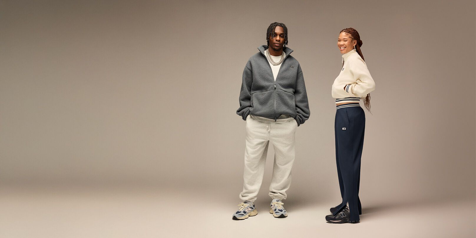 Jeremie Frimpong et Storm Reid ont posé sur un fond beige
