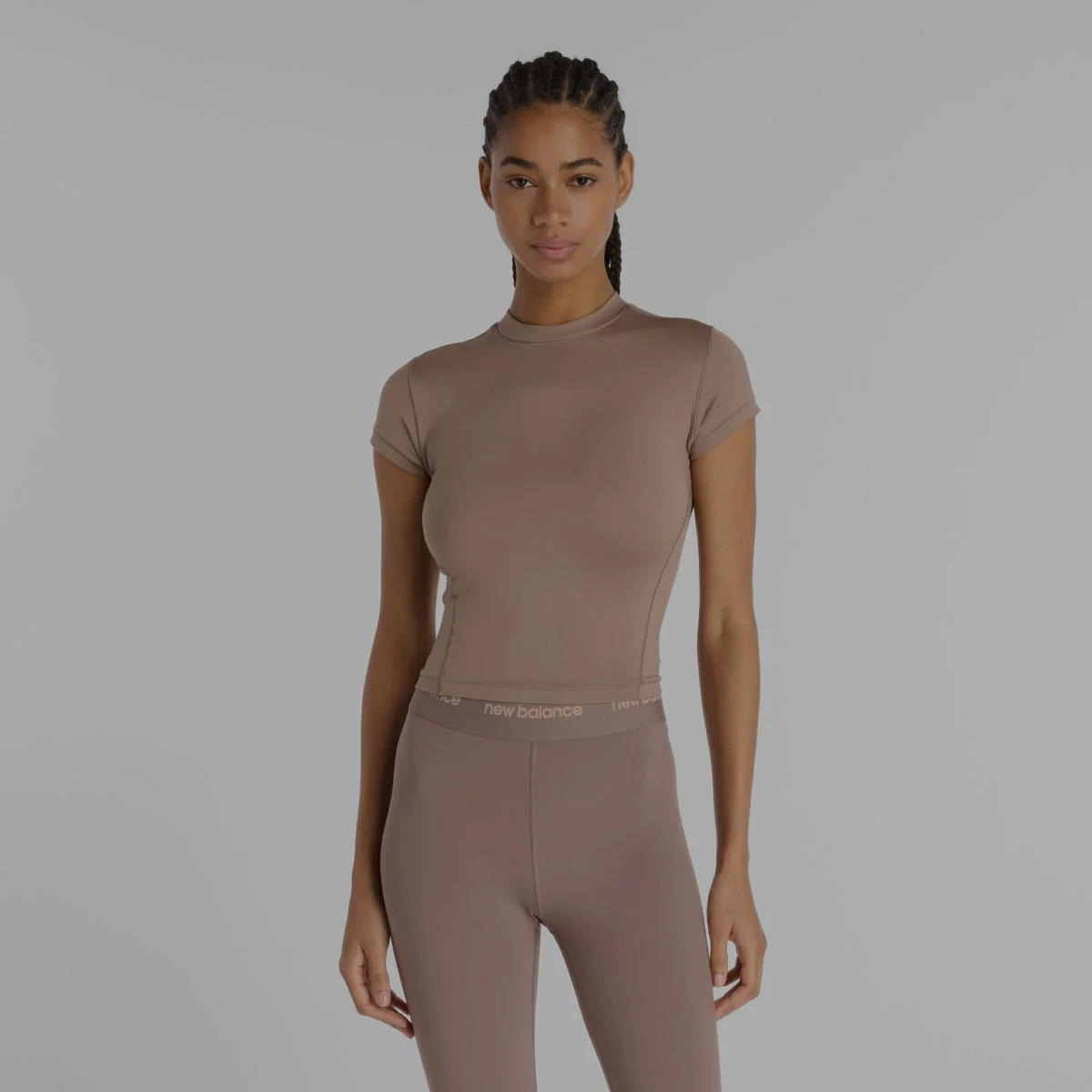 Femme portant une chemise brune à manches courtes.