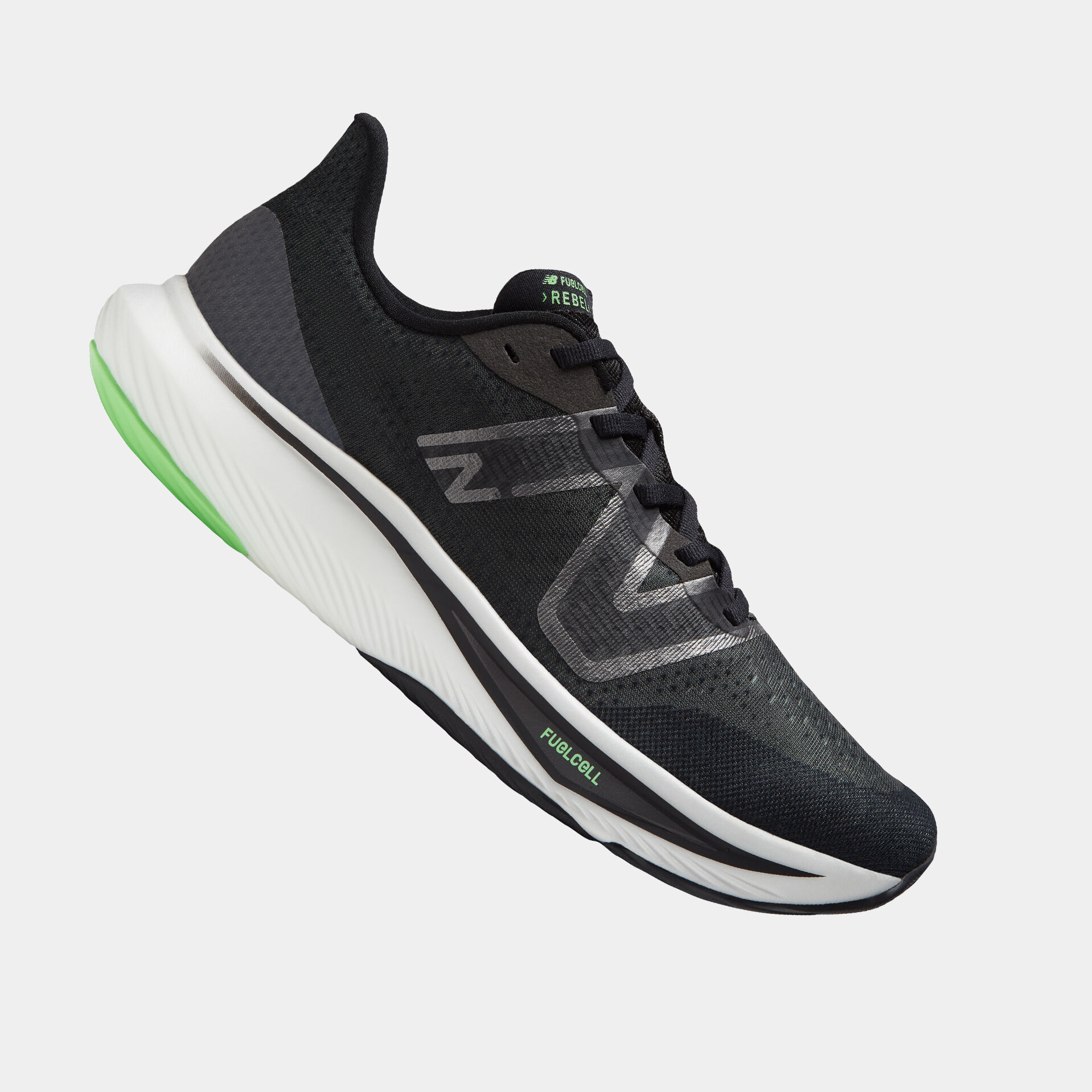 Chaussure de course noire flottante devant un fond gris.