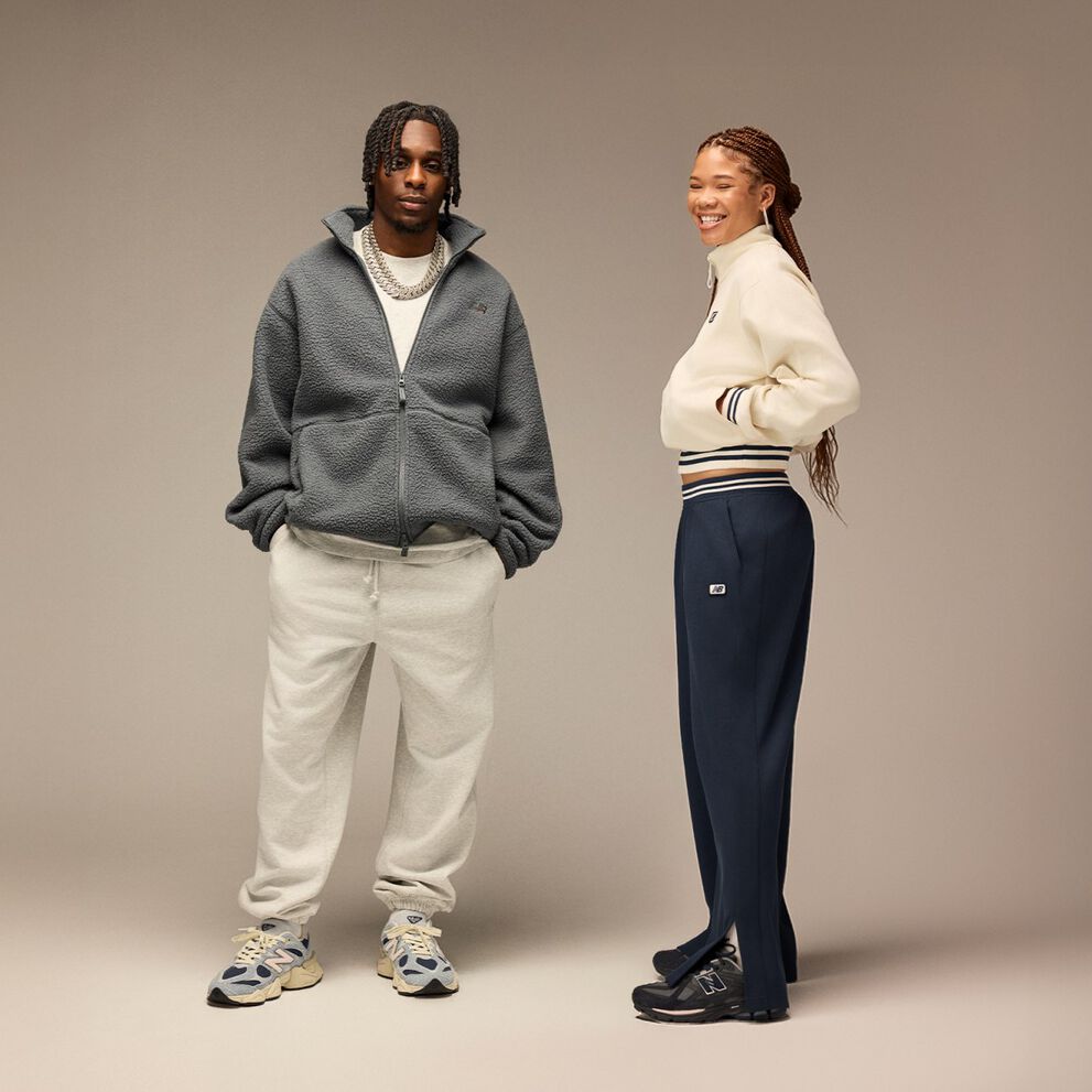 Jeremie Frimpong et Storm Reid ont posé sur un fond beige
