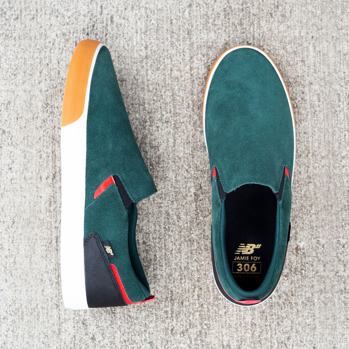 Vue à vol d'oiseau des chaussures posées sur le béton, avec la chaussure gauche sur le côté.