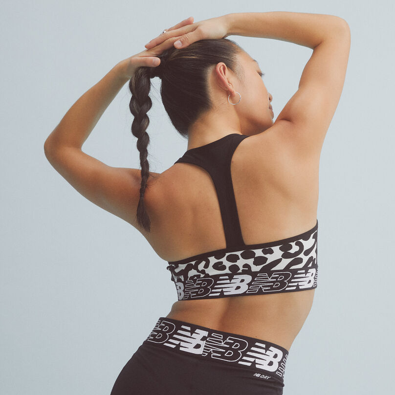 Vue arrière d'une femme vêtue d'un soutien-gorge Pace noir et blanc de NB avec un short de cycliste noir