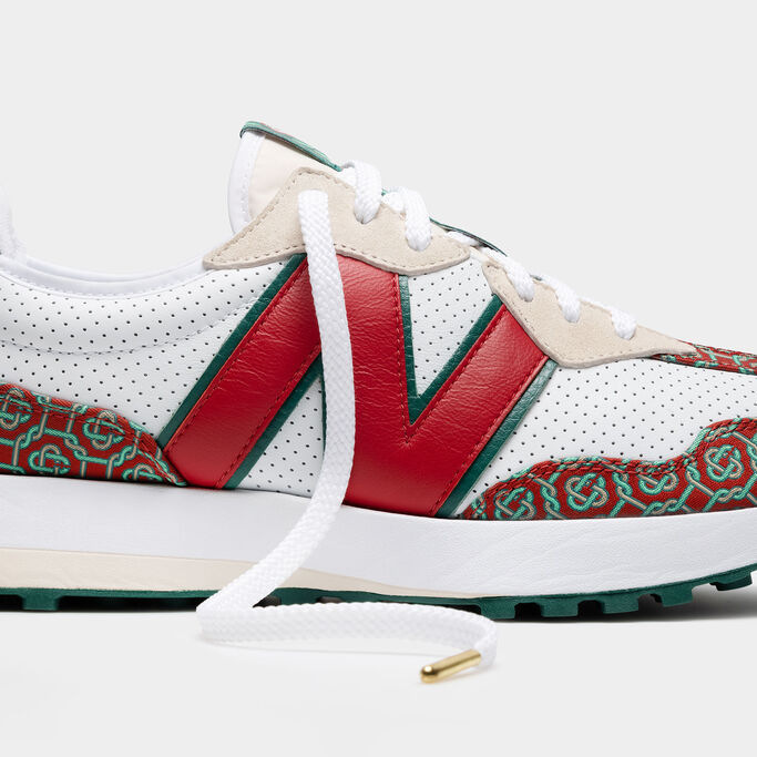 Vue rapprochée du côté d'une chaussure de sport 327 NB x Casablanca blanche, rouge et verte