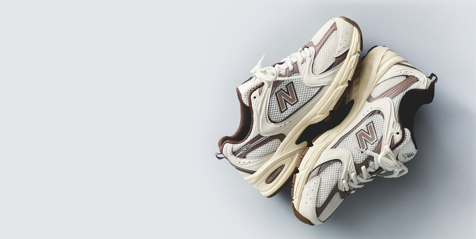 Un tas de 530 chaussures