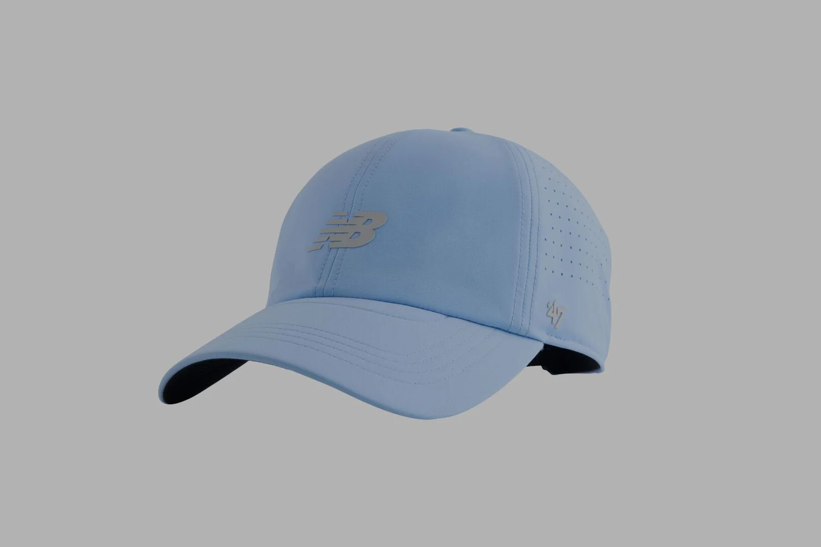 Une casquette New Balance bleue.