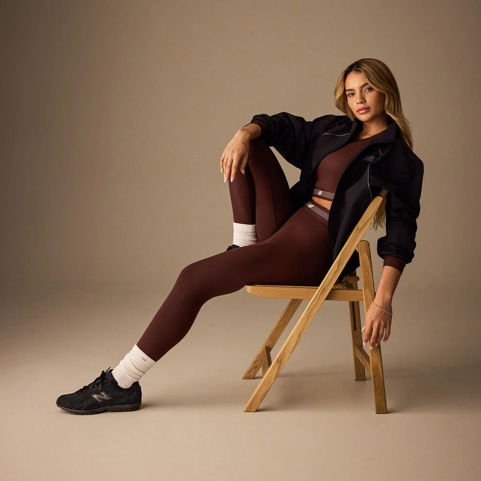 Gabriely wearing the new black 204L sneakers and NB apparel