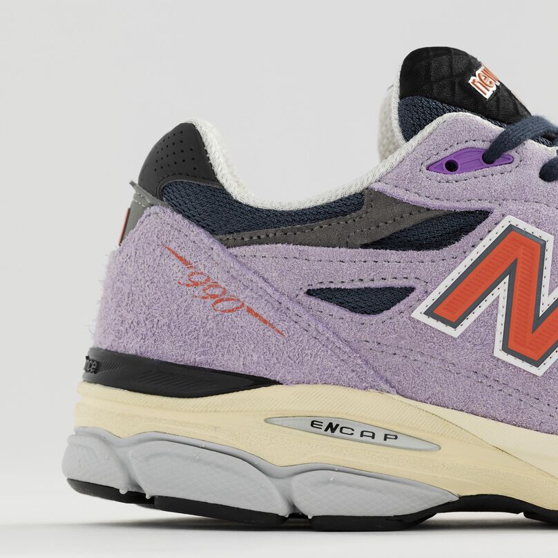 Side detail of the 990v3 heel and materials.