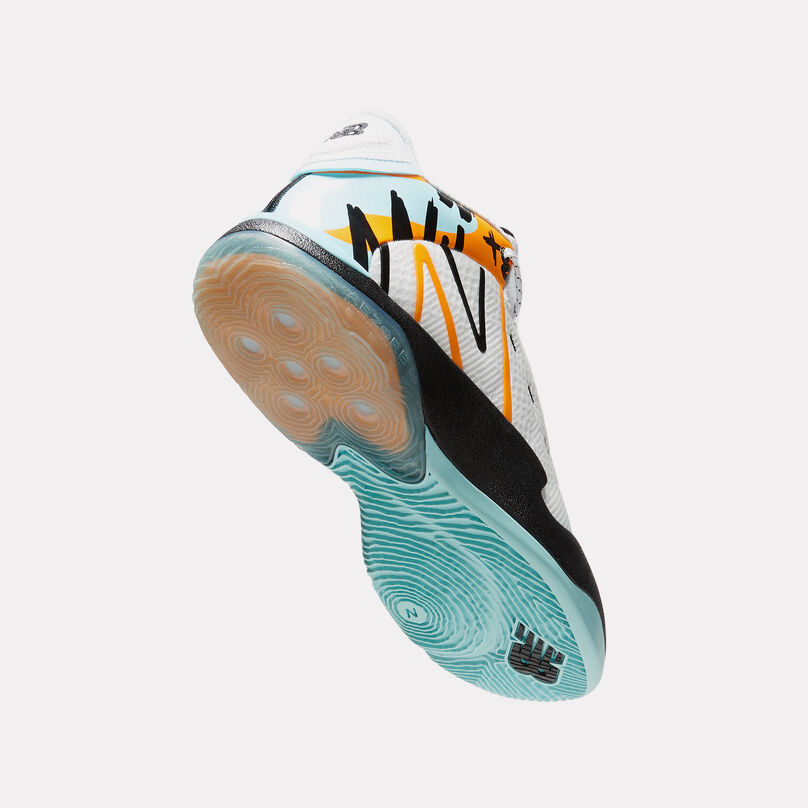 Une chaussure flottante dont on voit le talon et la semelle.