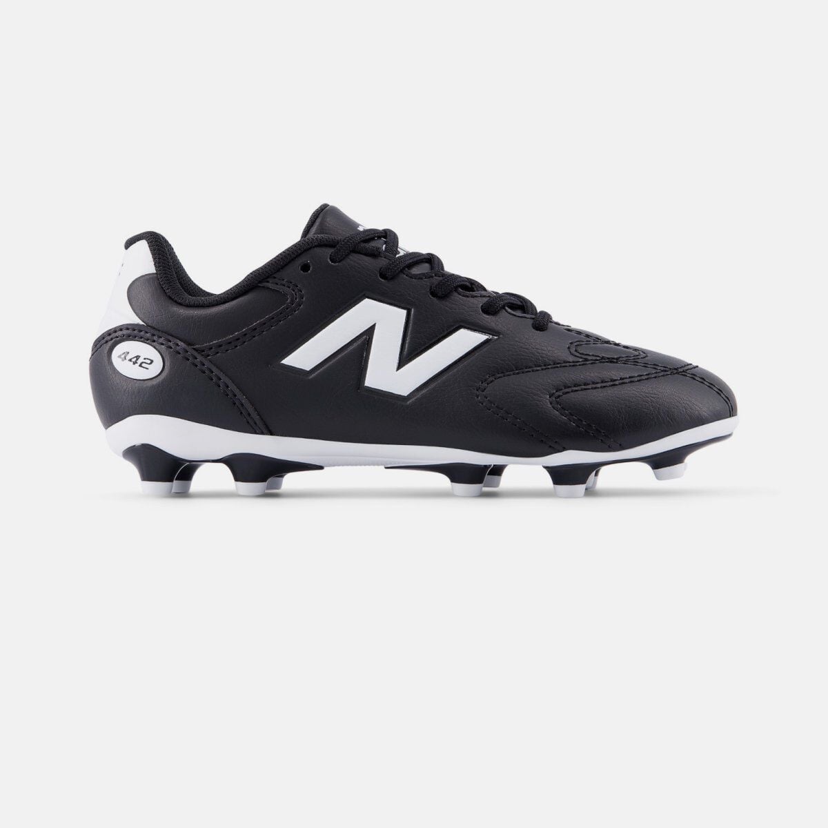 Vue de profil d&rsquo;un crampon de soccer New Balance noir sur fond blanc, dot&eacute; d&rsquo;une tige en cuir, d&rsquo;un logo &laquo;&nbsp;N&nbsp;&raquo; blanc, de crampons moul&eacute;s sur la semelle ext&eacute;rieure et d&rsquo;une inscription &laquo;&nbsp;442&nbsp;&raquo; pr&egrave;s du talon.&nbsp;