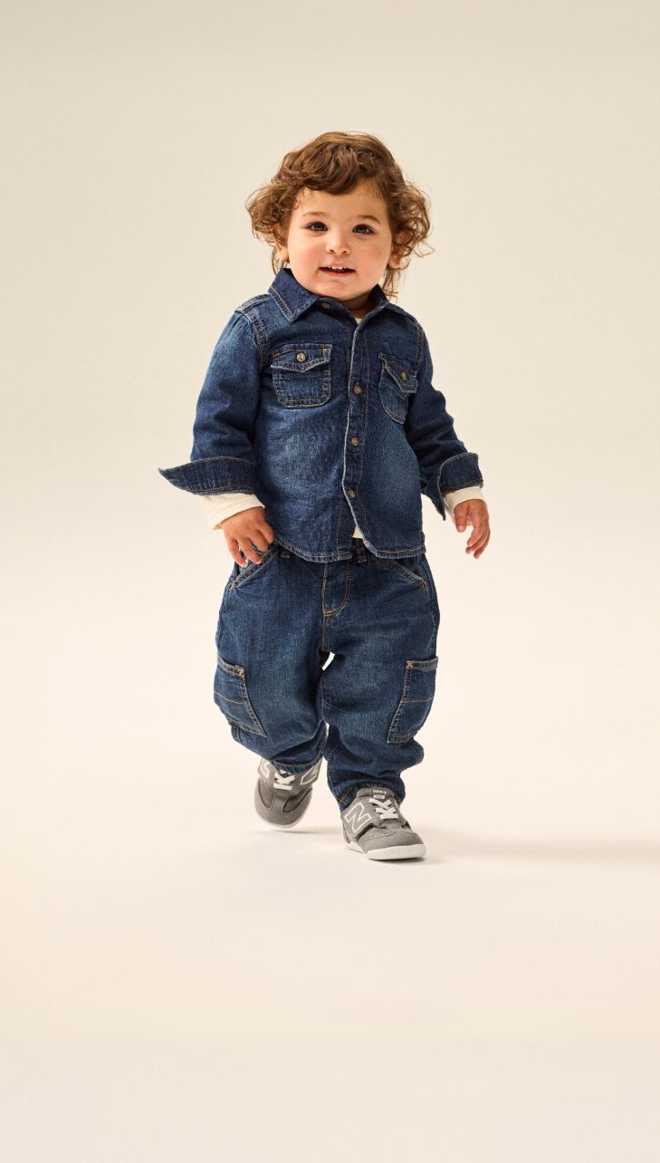 Enfant portant une paire de chaussures New-B First.