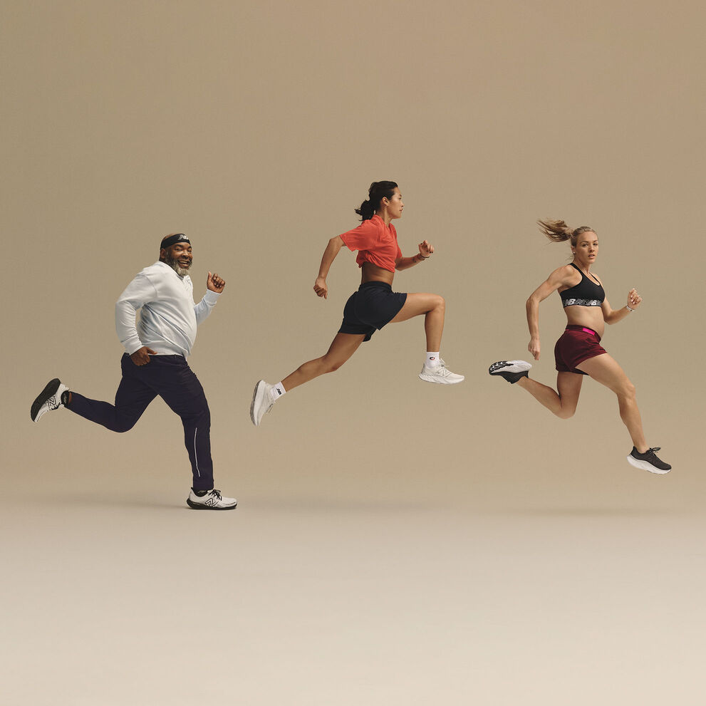 Cinq hommes et femmes dans différentes poses de course formant un arc devant un fond de studio beige 