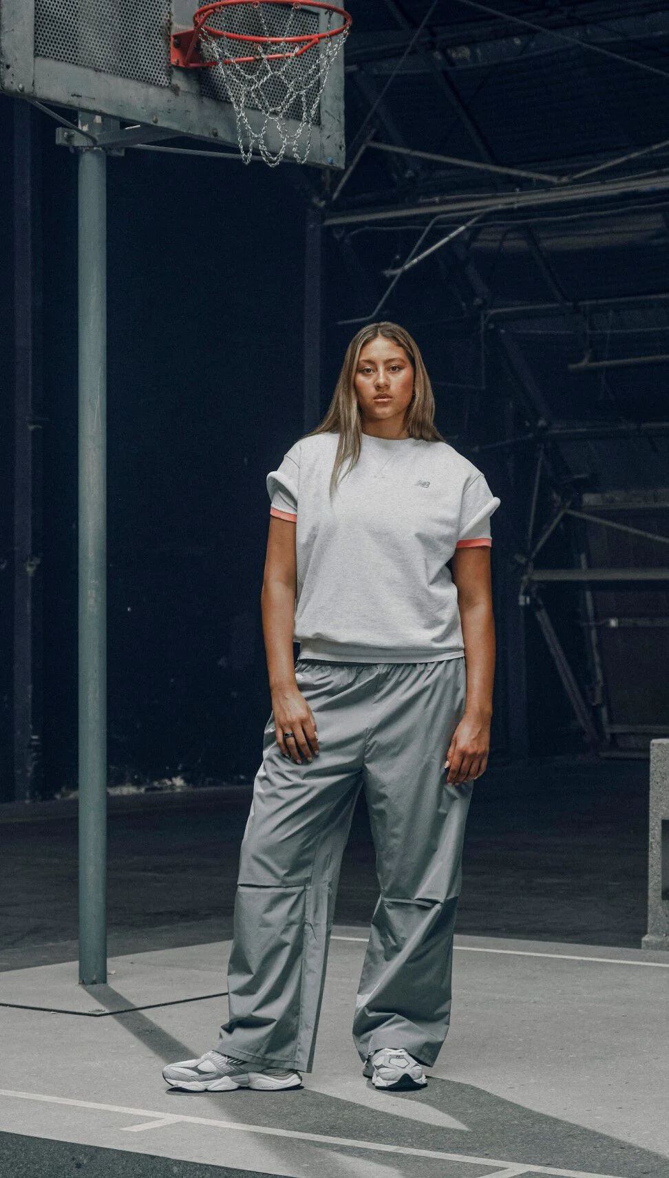 Sienna Betts portant des 9060 pour Grey Days