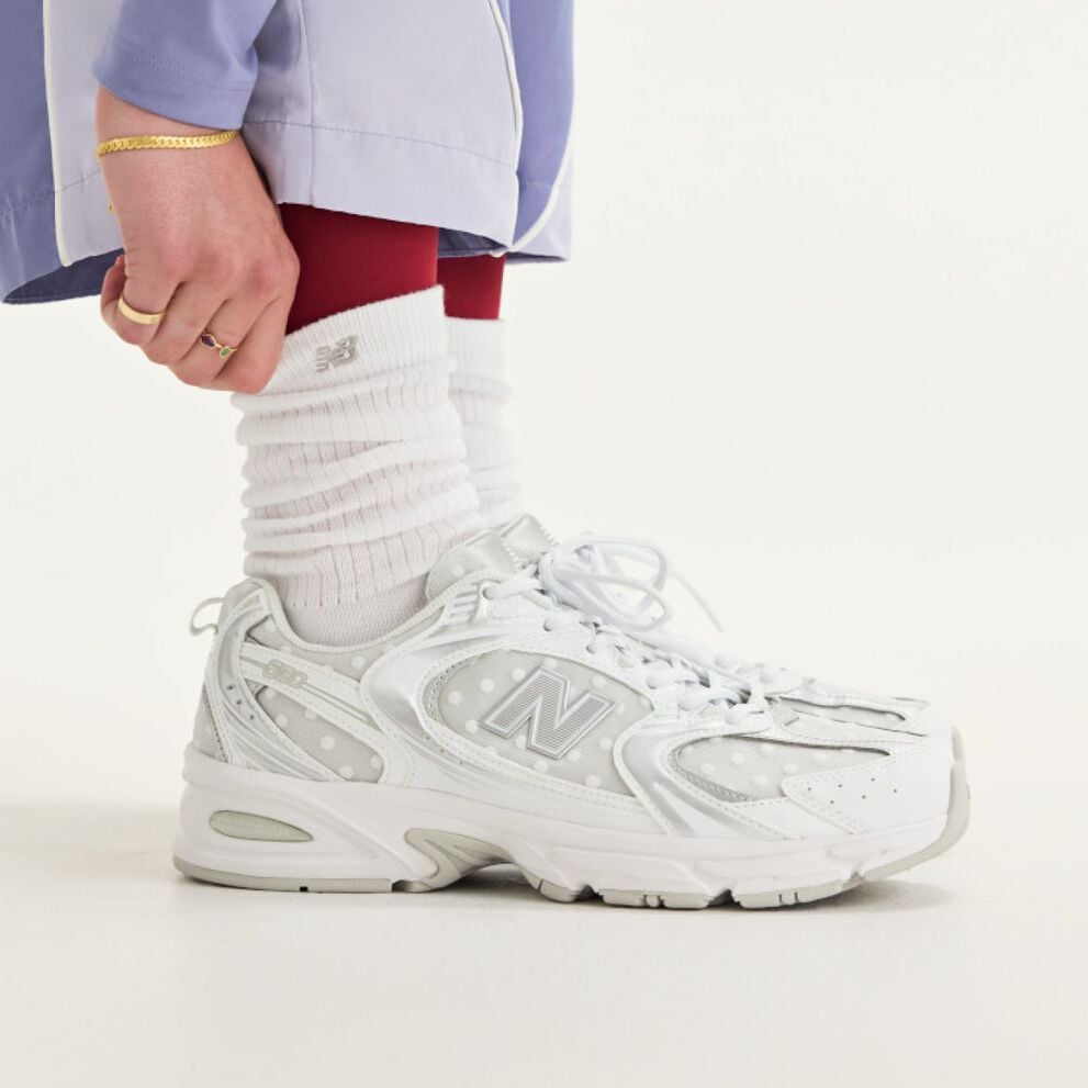Un tas de 530 chaussures