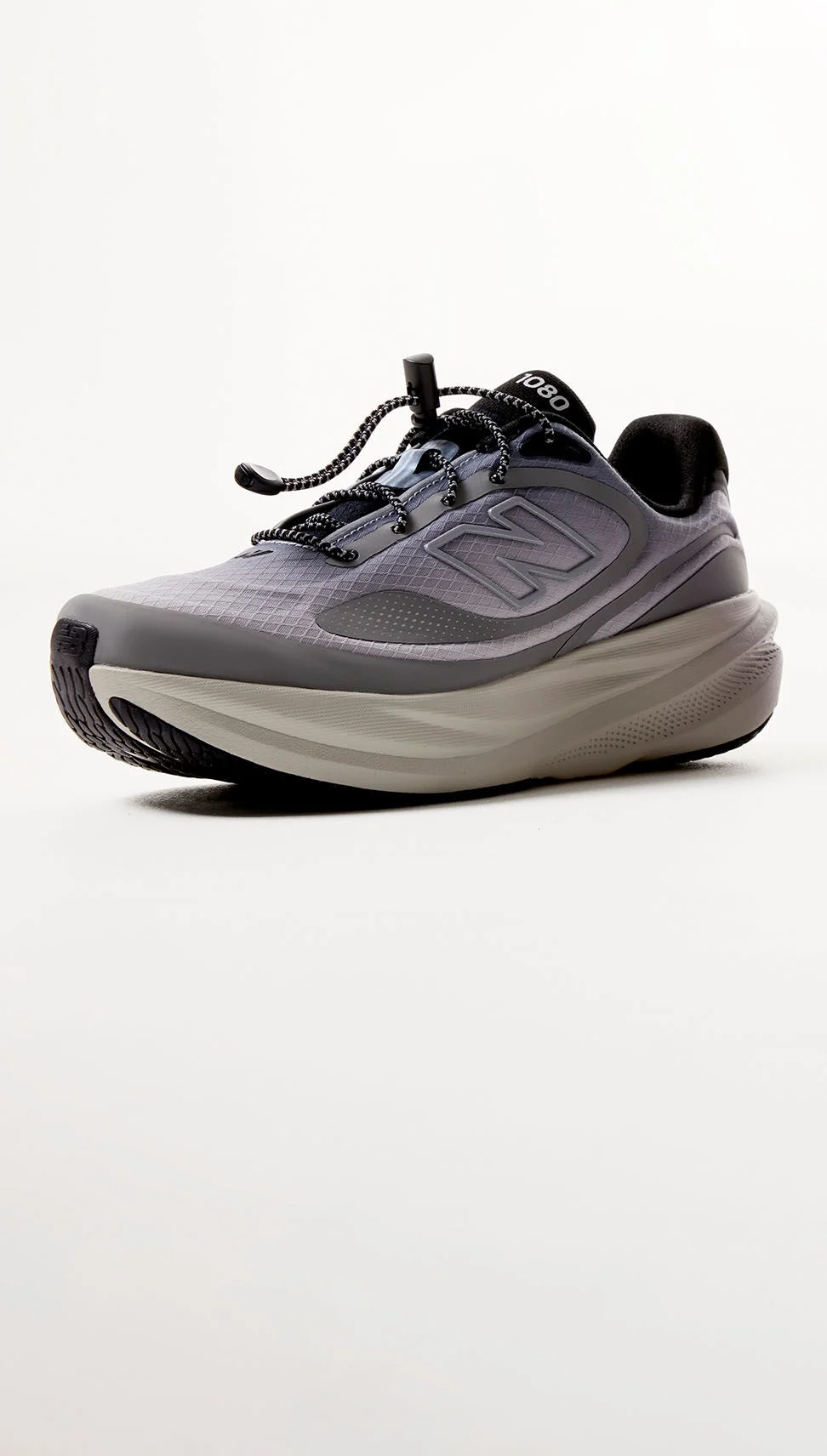 Une chaussure couleur gris pos&eacute;e sur un fond gris de studio. 
