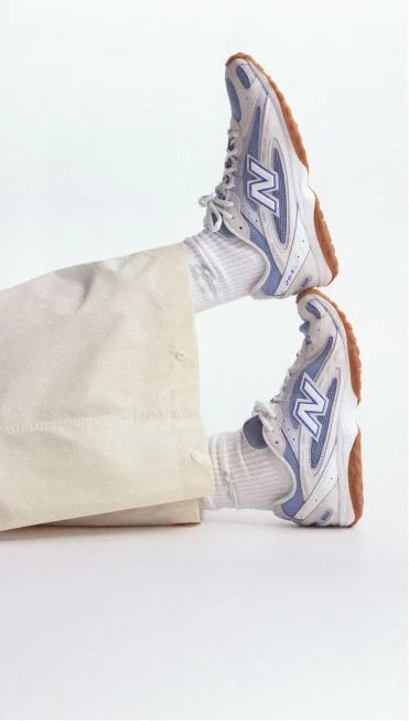 Image d'une personne agenouill&eacute;e portant des chaussures bleues 204L.