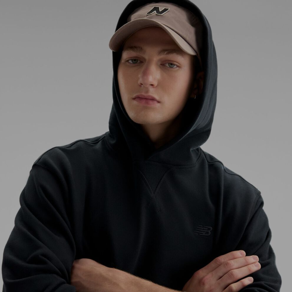 Gros plan sur un homme portant un sweat-shirt noir.