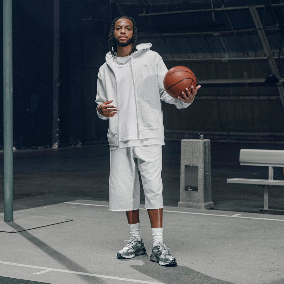 Darius Garland portant une paire de canaux ABZORB gris 2010