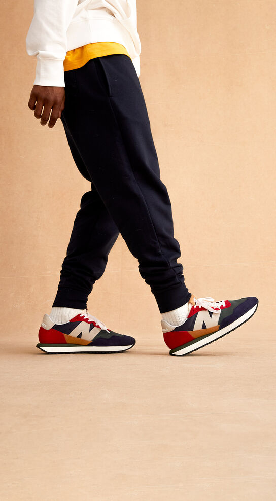 Homme marchant, taille raccourcie, montrant le profil latéral des chaussures