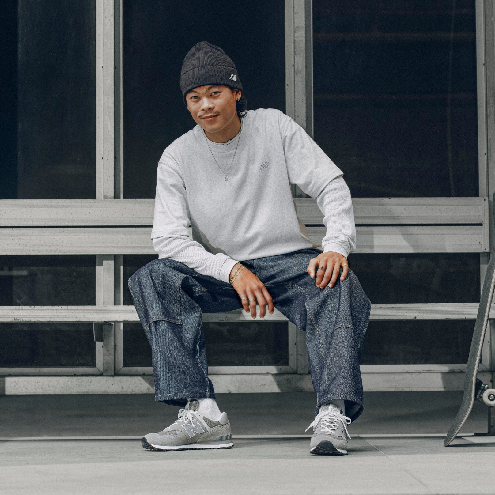 Patrick Praman portant une paire de 574 gris