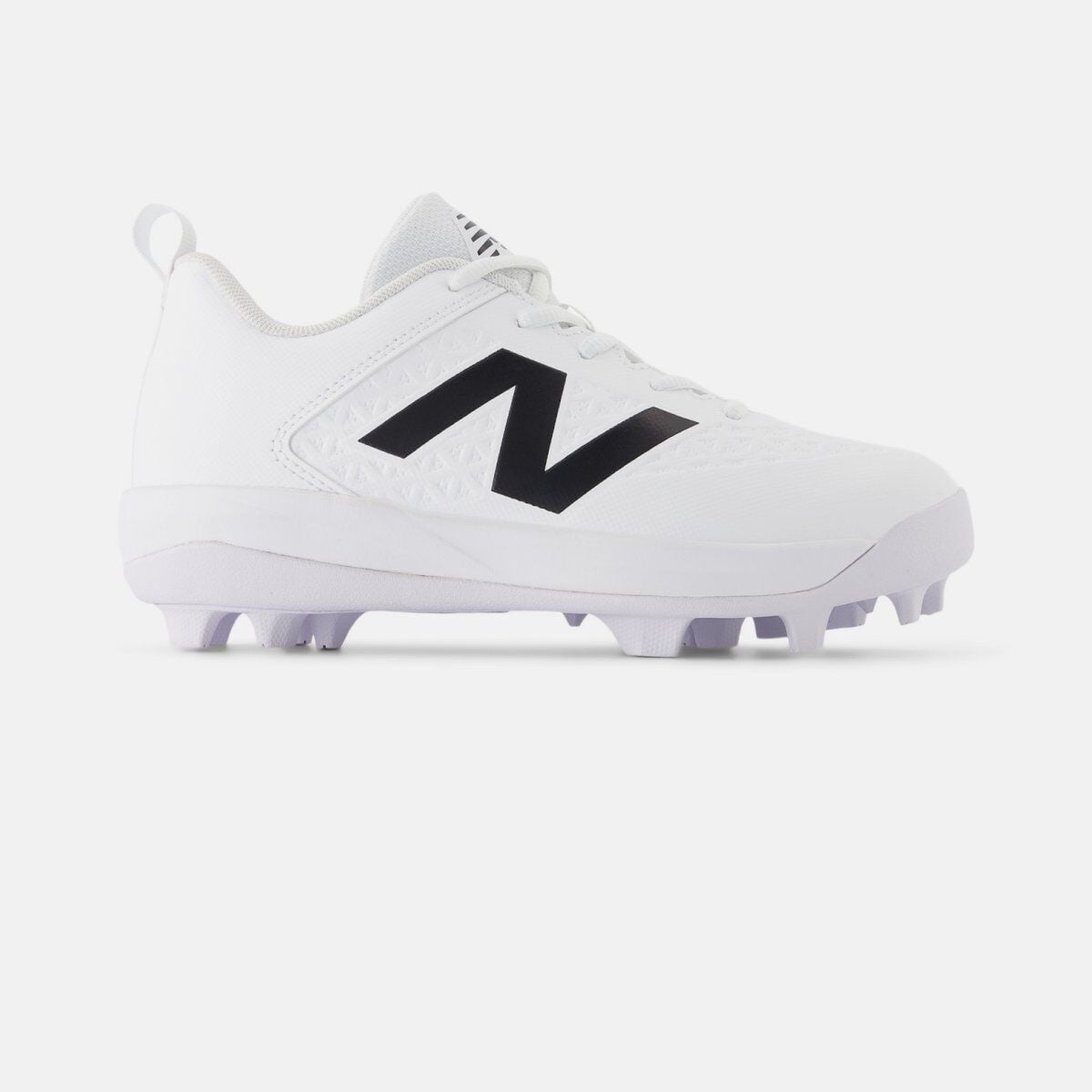 Vue de profil d&rsquo;un crampon de baseball New Balance blanc sur fond blanc, dot&eacute; d&rsquo;une tige synth&eacute;tique lisse, d&rsquo;un logo &laquo;&nbsp;N&nbsp;&raquo; noir, de lacets blancs et d&rsquo;une semelle ext&eacute;rieure moul&eacute;e avec des crampons mauve p&acirc;le.&nbsp;