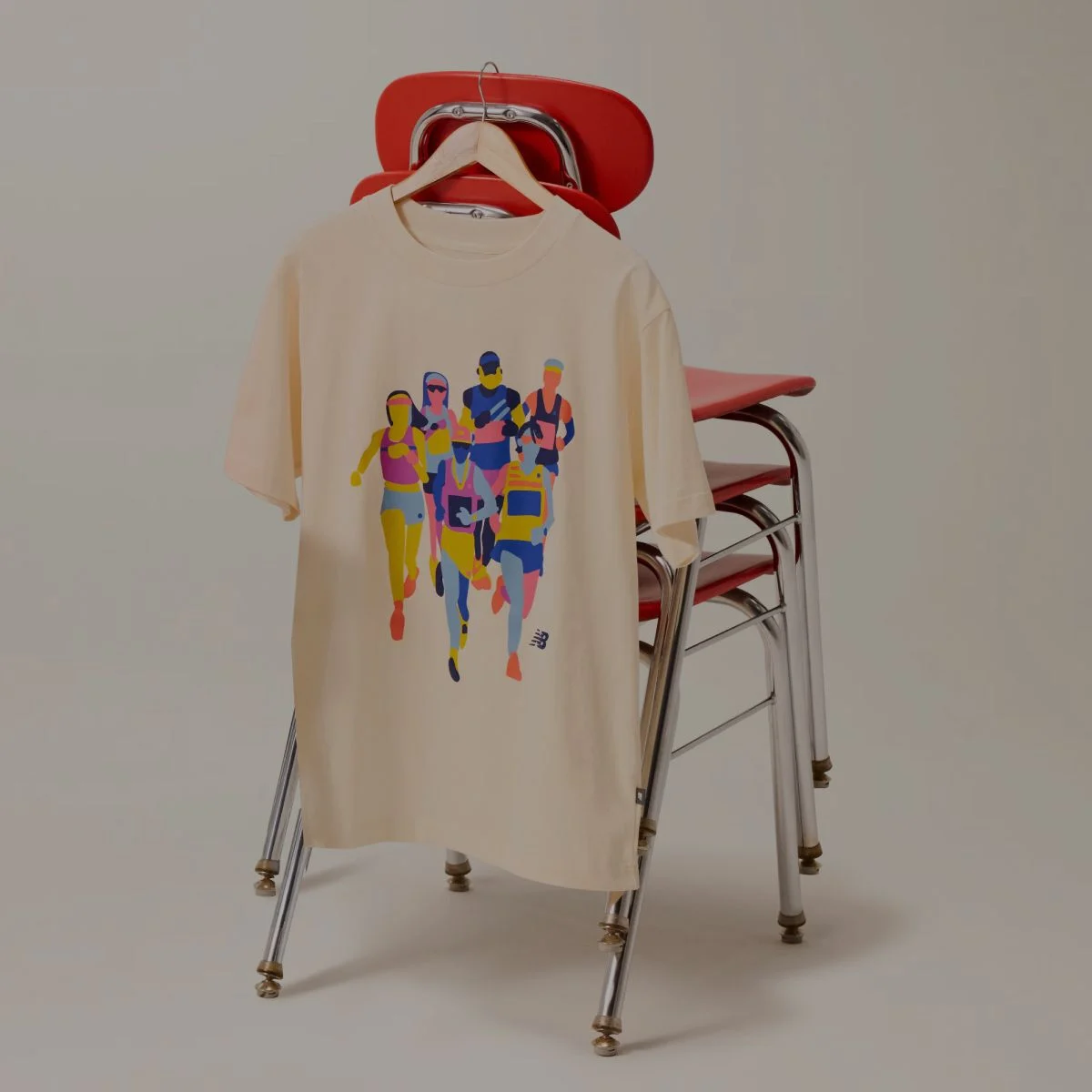 T-shirt graphique accroché à une chaise rouge.