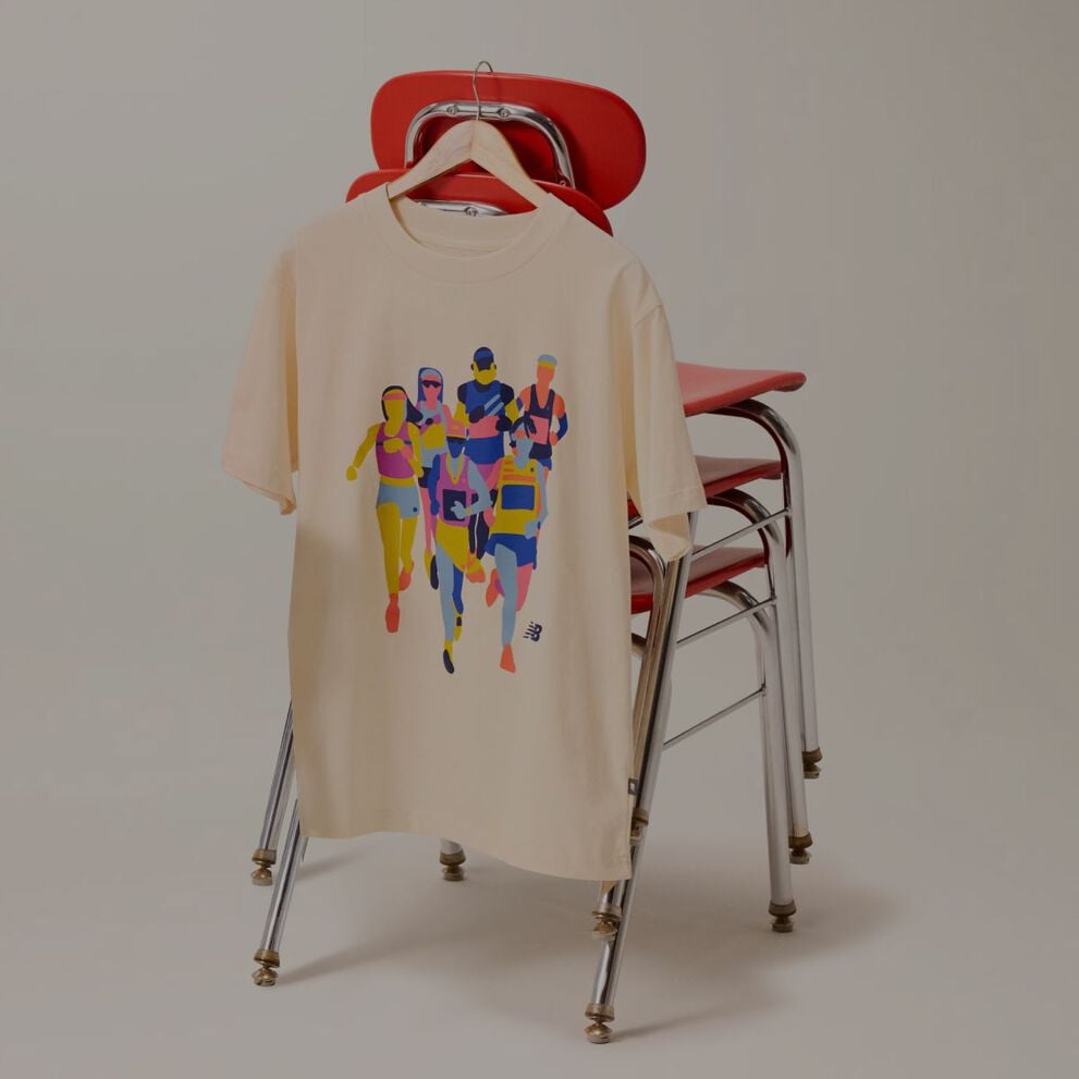 T-shirt graphique accroché à une chaise rouge.